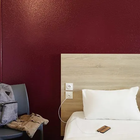 Hotelf1 Calais Hotel *