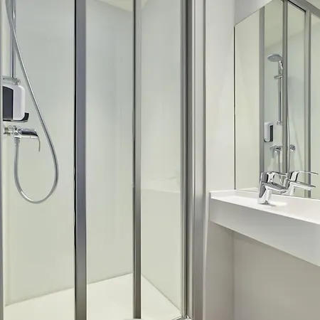 Hotelf1 Calais Hotel